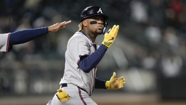 El venezolano Ronald Acuña Jr., de los Bravos de Atlanta, festeja tras conseguir un jonrón ante los Mets de Nueva York, el viernes 10 de mayo de 2024 (AP Foto/Frank Franklin II)
