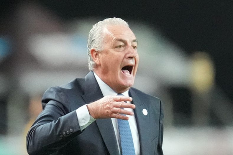 El argentino Gustavo Alfaro, técnico de Paraguay, da indicaciones durante un partido amistoso ante Corea del Sur, el martes 14 de octubre de 2025 en Seúl (AP Foto/Lee Jin-man, File)