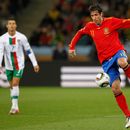 ARCHIVO - El español Joan Capdevila controla el balón durante el partido de octavos de final de la Copa del Mundo entre España y Portugal, en el estadio Green Point, el 29 de junio de 2010, en Cape Town, Sudáfrica. (AP Foto/Armando Franca, Archivo)