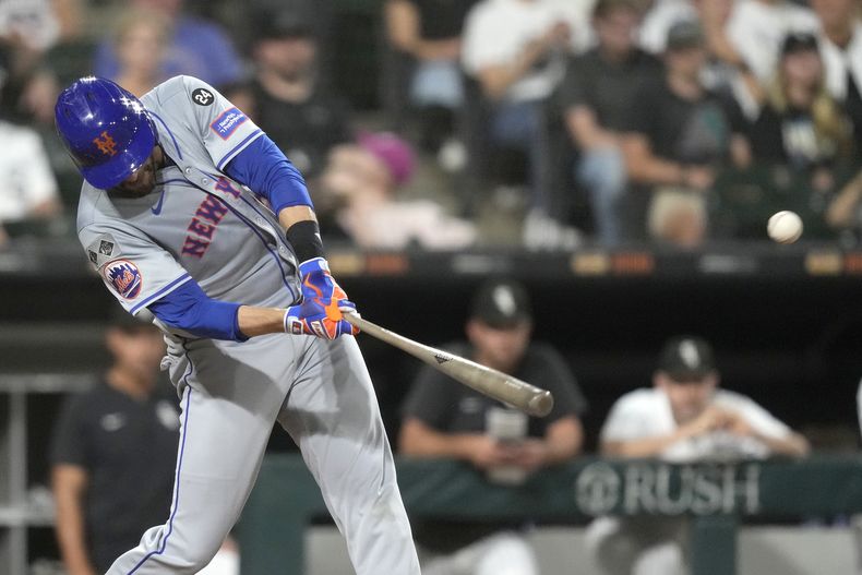 J.D. Martinez, de los Mets de Nueva York, dispara jonrón de dos carreras ante el lanzador de los Medias Blancas de Chicago Jonathan Cannon, llevándose por delante a Jesse Winker, durante la tercera entrada del juego de béisbol del viernes 30 de agosto de 2024 en Chicago. (AP Foto/Charles Rex Arbogast)