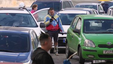 Un hombre con una chaqueta con los colores de la bandera de Venezuela hace fila para comprar combustible en una gasolinera, el viernes 6 de febrero de 2026, en La Habana, Cuba. (AP Foto/Ramón Espinosa)