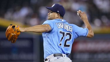 El relevista Yonny Chirinos lanza por los Rays de Tampa Bay ante los Diamondbacks de Arizona, el jueves 29 de junio de 2023, en Phoenix. (AP Foto/Ross D. Franklin)