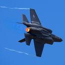 ARCHIVO - Un avión de combate F-35 de la Fuerza Aérea de EEUU realiza maniobras acrobáticas durante el segundo día de la feria Aero India 2023 en la base aérea de Yelahanka, en Bengaluru, India, el 14 de febrero de 2023. (AP Foto/Aijaz Rahi/Archivo)
