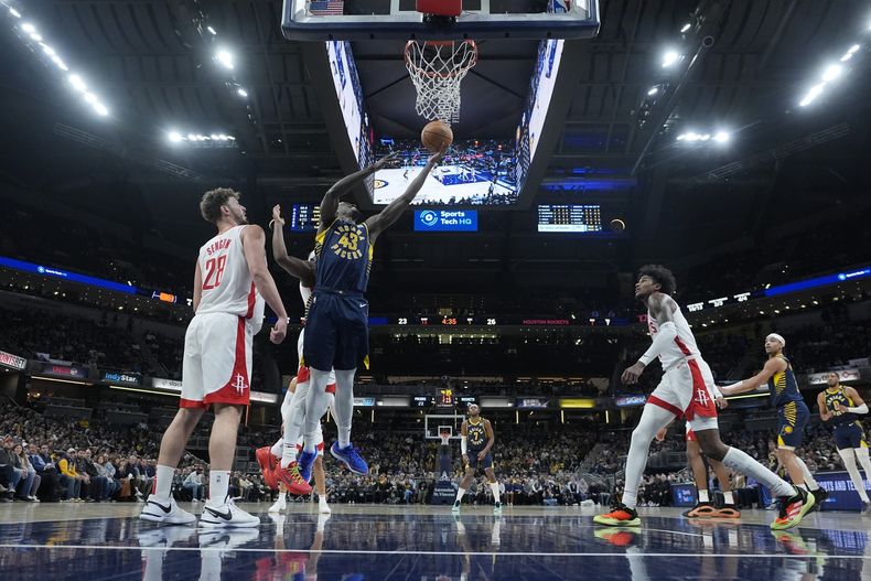 Pascal Siakam (43) de los Pacers de Indiana deposita el balón ante Alperen Sengun (28) de los Rockets de Houston durante la primera mitad del juego de baloncesto de la NBA, el martes 6 de febrero de 2024, en Indianápolis. (AP Foto/Darron Cummings)