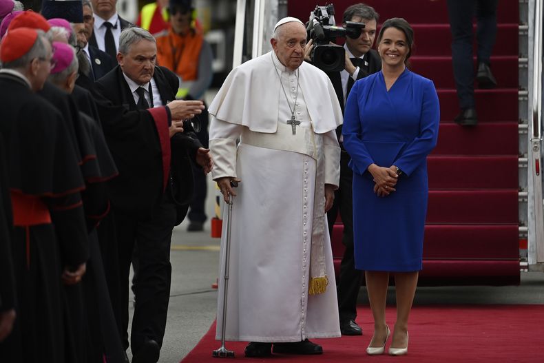 El papa Francisco es recibido por la presidenta de Hungría Katalin Novak en Budapest el 30 de abril de 2023. (Foto AP /Denes Erdos)