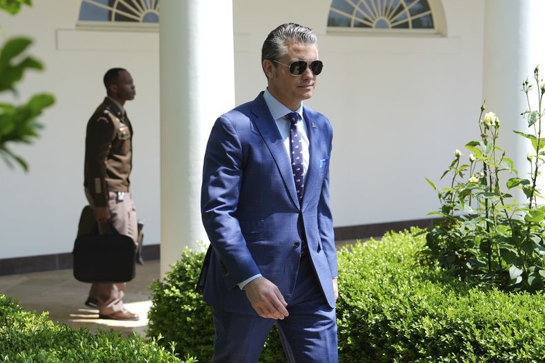 El secretario de Defensa Pete Hegseth arriba antes de que el presidente Donald Trump hable durante un evento por el Día Nacional de la Oración en el Rosedal de la Casa Blanca, el jueves 1 de mayo de 2025, en Washington. (AP Foto/Evan Vucci)