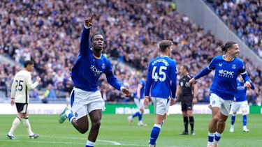 El delantero del Everton, Thierno Barry, celebra tras anotar un gol durante el partido de fútbol de la Liga Premier de Inglaterra entre el Everton y el Ipswich Town en Liverpool, Inglaterra, el sábado 19 de septiembre de 2026. (Peter Byrne/PA vía AP)
