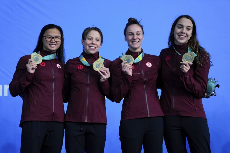 Las canadienses Maggie Mac Neil, Rachel Nicol, Danielle Hanus y Mary-Sophie Harvey posan con sus medallas de oro en el podio del relevos 4x100 en los Juegos Panamericanos de Santiago, Chile, el miércoles, 25 de octubre de 2023. (AP Foto/Natacha Pisarenko)