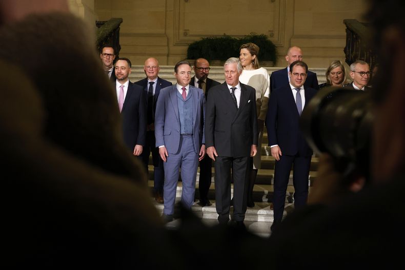 El rey Felipe de Bélgica, en el centro y delante y el nuevo primer ministro belga, Bart De Wever, al frente en el centro izquierda, posan con ministros tras una ceremonia de investidura del nuevo gobierno en el palacio real en Bruselas, el lunes 3 de febrero de 2025. (AP Foto/Omar Havana)