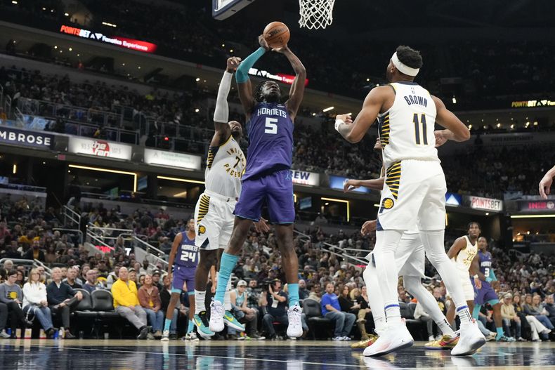 Mark Williams, de los Hornets de Charlotte, dispara frente a Bruce Brown (11), de los Pacers de Indiana, en el duelo del sábado 4 de noviembre de 2023. (AP Foto/AJ Mast)
