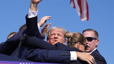 El expresidente Donald Trump es rodeado por agentes del Servicio Secreto de Estados Unidos en un acto de campaña, el sábado 13 de julio de 2024, en Butler, Pensilvania. (AP Foto/Evan Vucci)