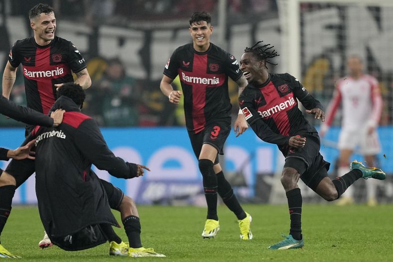 Jeremie Frimpong del Bayer Leverkusen celebra tras anotar el tercer gol de su equipo en el encuentro ante el Bayern Munich en la Bundesliga el sábado 10 de febrero del 2024. (AP Foto/Martin Meissner)