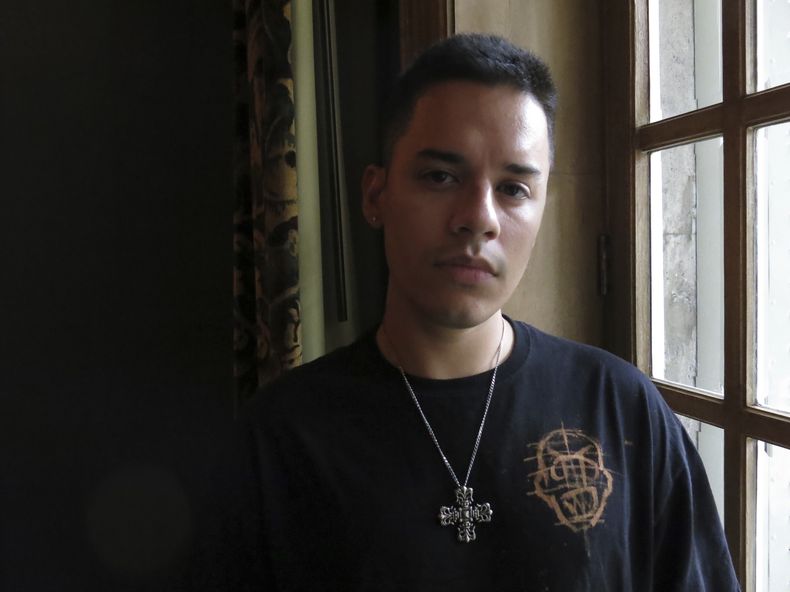 El rapero y músico mexicano NSQK posa para una fotografía durante una entrevista para promocionar su álbum ATP, en la Ciudad de México, el lunes 12 de agosto de 2024. (Foto AP/Berenice Bautista)