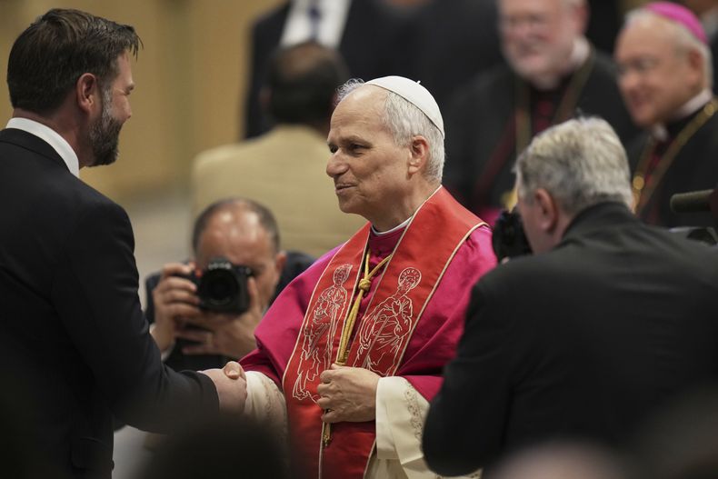 El papa León XIV estrecha la mano del vicepresidente estadounidense JD Vance tras el inicio formal de su pontificado en la plaza de San Pedro, el domingo 18 de mayo de 2025, en el Vaticano. (AP Foto/Alessandra Tarantino)