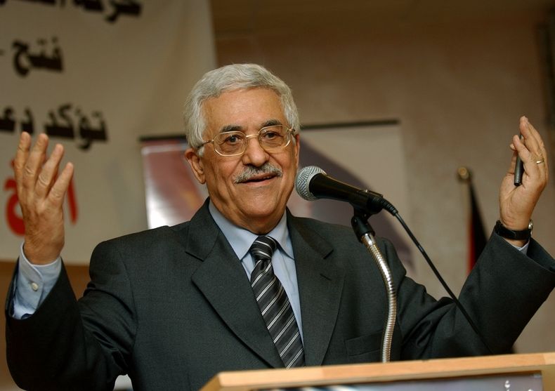 ARCHIVO - El líder palestino interino, favorito en las elecciones presidenciales del 9 de enero de 2005, Mahmud Abás, durante su primer discurso oficial de campaña en la ciudad cisjordana de Ramala, el 25 de diciembre de 2004. (AP Foto/Nasser Nasser, archivo)