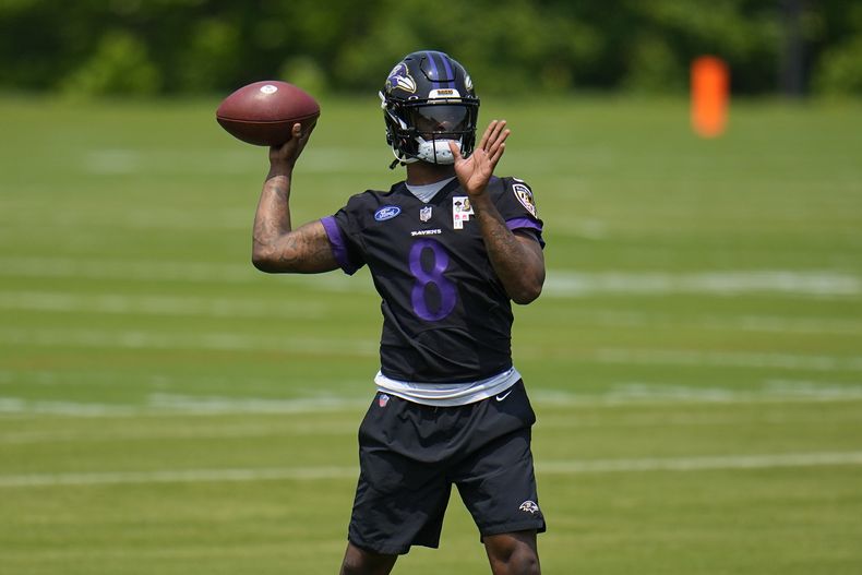 Lamar Jackson, quarterback de los Ravens de Baltimore, trabaja durante el entrenamiento del equipo, el miércoles 24 de mayo de 2023 en Owings Mills. (AP Foto/Julio Cortez)