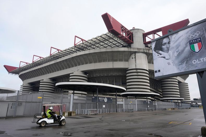 ARCHIVO — Un trabajador conduce un carrito de golf a las afueras del Estadio San Siro durante los ensayos para la ceremonia de apertura de los Juegos Olímpicos de Invierno de Milán-Cortina 2026, en Milán, el 24 de enero de 2026. (Foto AP/Luca Bruno, Archivo)