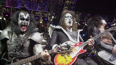 ARCHIVO – Los guitarristas de Kiss Paul Stanley, derecha, Ace Frehley, centro, y el bajista Gene Simmons, tocan en el concierto de despedida de la banda en el área de Detroit, el jueves 25 de mayo de 2000, en el Palace of Auburn Hills, Michigan. (AP Foto/Paul Warner, Archivo)
