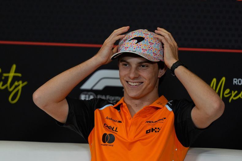 El australiano Oscar Piastri, de McLaren, sonríe durante una entrevista en el Autódromo Hermanos Rodríguez de Ciudad de México, el jueves 23 de octubre de 2025 (AP Foto/Fernando Llano)