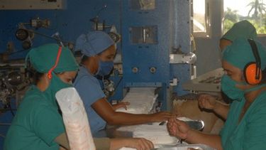 americateve | Desde hace años la falta de almohadillas sanitarias ha venido siendo un problema más para las mujeres cubanas, que a duras penas pueden comprar ese artículo íntimo y necesario, ya sea en el mercado de moneda nacional o en CUC.