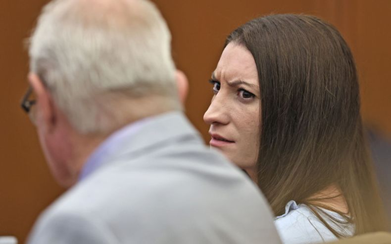 Lindsay Clancy reacciona a la noticia de que una mujer fue arrestada por grabar imágenes del jurado en el Tribunal Superior de Plymouth, en Plymouth, Massachusetts, el miércoles 2 de septiembre de 2026. (Greg Derr/The Patriot Ledger vía AP, Pool)