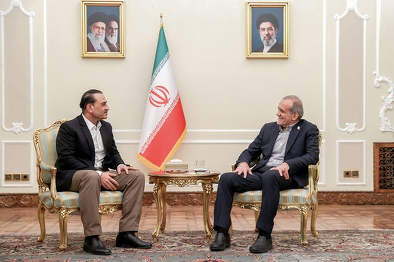 En esta imagen, distribuida por la oficina de la presidencia de Irán, el presidente, Masoud Pezeshkian (derecha) se reúne con el jefe del Ejército de Pakistán, el mariscal de campo Asim Munir, en Teherán, Irán, el 24 de agosto de 2026. (Oficina de la Presidencia de Irán vía AP)
