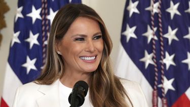 ARCHIVO – La primera dama de Estados Unidos, Melania Trump, habla en un evento para presentar una estampilla del Servicio Postal estadounidense en honor de la ex primera dama Barbara Bush, el 8 de mayo de 2025, en la Sala Este de la Casa Blanca, en Washington. (AP Foto/Jacquelyn Martin, Archivo)