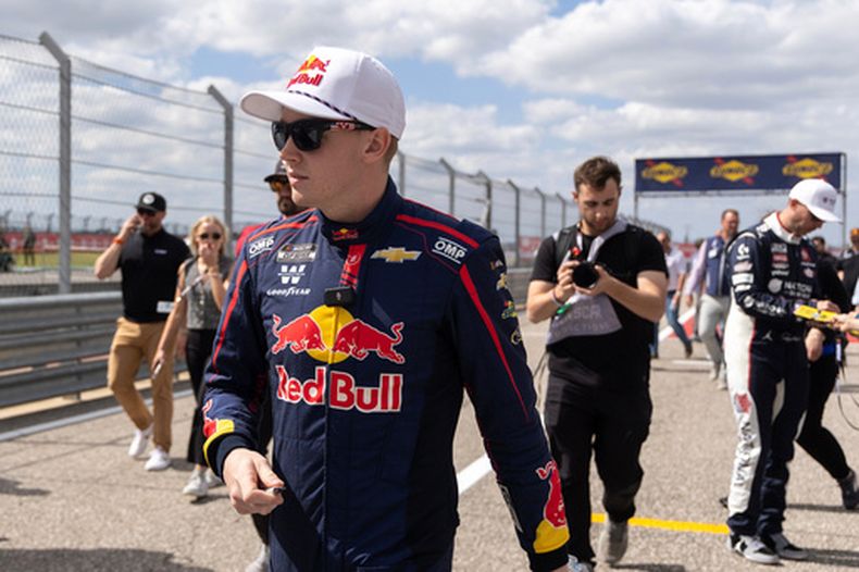 ARCHIVO -- Connor Zilisch se prepara para competir en una carrera de la NASCAR en Austin, Texas, el 2 de marzo de 2025 (AP Foto/Stephen Spillman, archivo)