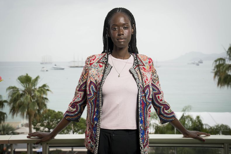 La directora Ramata-Toulaye Sy posa para promover la película Banel e Adama en la 76a edición del festival internacional de cine, Cannes, en el sur de Francia, el sábado 20 de mayo de 2023. (Foto Scott Garfitt/Invision/AP)