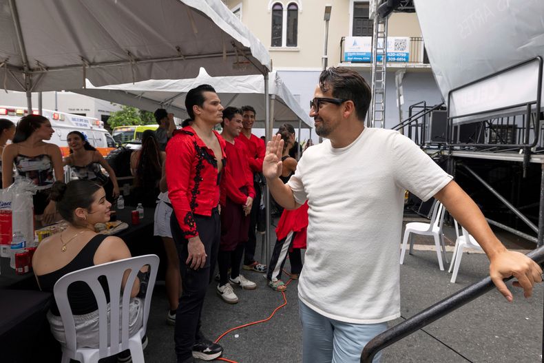 Lin-Manuel Miranda saluda a los artistas detrás del escenario durante el evento de clausura del Fondo Flamboyán para las Artes en San Juan, Puerto Rico, el sábado 13 de septiembre de 2025. (Foto AP/Alejandro Granadillo)