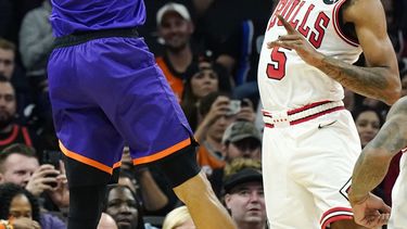 Con 51 puntos de Booker en tres periodos, Suns ganan