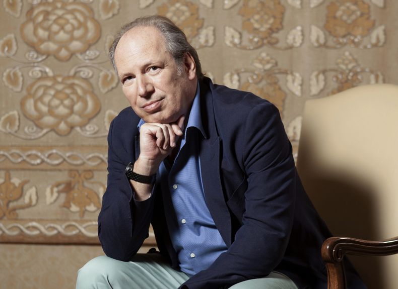 ARCHIVO - El compositor Hans Zimmer posa el 10 de julio de 2019, en el Hotel Montage en Beverly Hills, California. Zimmer, autor de la música original de películas como “The Lion King”, “Gladiator, “The Dark Knight” y Dune hará su primera gira por Norteamérica en siete años. s performed in North America in seven years. (Photo by Rebecca Cabage/Invision/AP, File)
