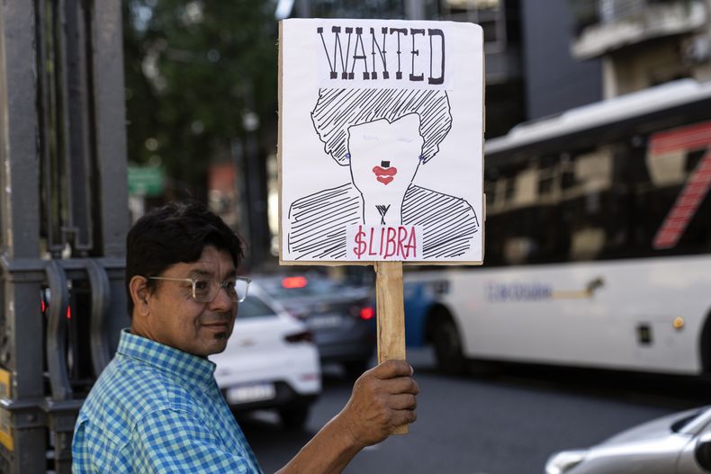 Un manifestante sostiene una pancarta en la que critica al presidente argentino Javier Milei y la criptomoneda $Libra durante una protesta organizada por jubilados para exigir mejores pensiones, el miércoles 19 de febrero de 2025, en Buenos Aires. (AP Foto/Rodrigo Abd)