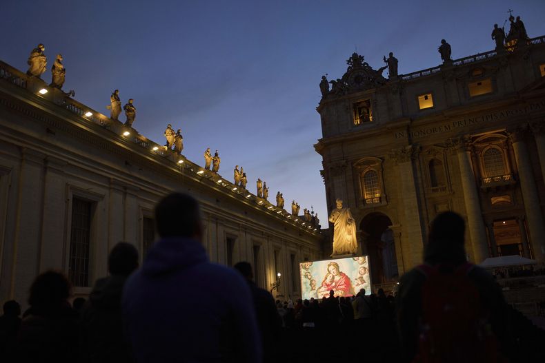 Gente asiste a la oración del Rosario por el papa Francisco, en la plaza de San Pedro del Vaticano, el martes 11 de marzo de 2025. (AP Foto/Francisco Seco)
