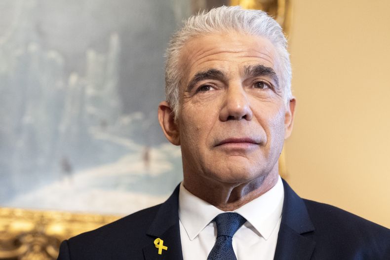 ARCHIVO – El líder opositor israelí Yair Lapid se reúne con el líder de la mayoría del Senado estadounidense, Chuck Schumer, el martes 9 de abril de 2024, en el Capitolio, Washington. (AP Foto/Jacquelyn Martin, Archivo)