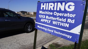Un cartel de oferta de empleo es exhibido en Downers Grove, Illinois, el miércoles 12 de abril de 2023. (AP Photo/Nam Y. Huh)