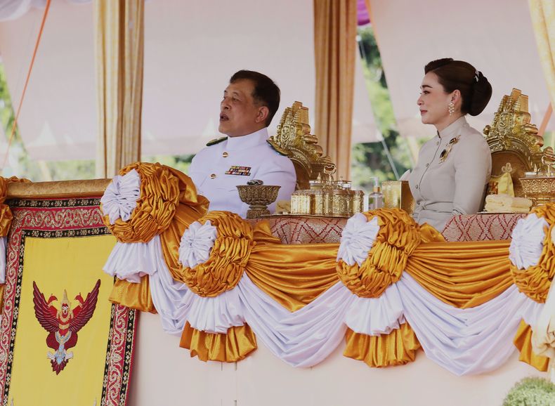 El rey de Tailandia, Maha Vajiralongkorn, y la reina Suthida, durante la ceremonia de la siembra, en Bangkok, Tailandia, el 9 de mayo de 2025. (Sunti Teapia/Pool Foto vía AP)