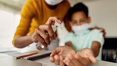 aumentan los casos pediatricos con covid-19 y los expertos piden estar alerta