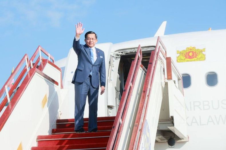 Foto entregada por la Oficina de la Presidencia de Myanmar que muestra al presidente Min Aung Hlaing al salir rumbo a la Malasia, en el Aeropuerto Internacional de Naipidó, Myanmar, el 7 de octubre del 2026. (Oficina de la Presidencia de Myanmar via AP)