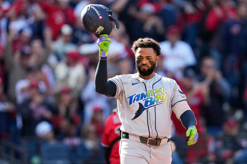 El dominicano Junior Caminero, de los Rays de Tampa Bay, se lamenta tras poncharse en el tercer juego de la Serie de Campeonato de la Liga Americana ante los Guardianes de Cleveland el jueves 15 de octubre de 2026 (AP Foto/David J. Phillip)