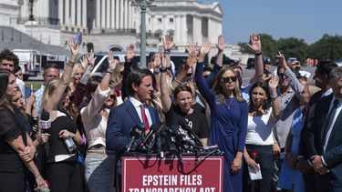 Asistentes levantan las manos para presionar al Congreso a que publique documentos relacionados con Jeffrey Epstein durante una conferencia de prensa en el Capitolio, el miércoles 3 de septiembre de 2025, en Washington. (AP Foto/Jose Luis Magana)