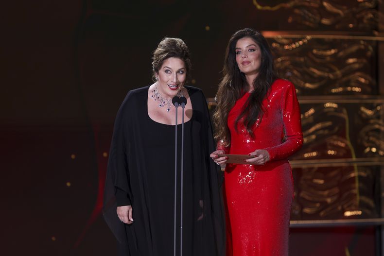 Estrella Morente, izquierda, y Solea Morente durante la 39ª ceremonia de los Premios Goya en Granada, España, el sábado 8 de febrero de 2025, en Granada. (Foto AP/Fermin Rodriguez)