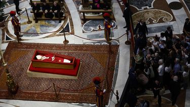 Fieles hacen fila para presentar sus respetos al difunto papa Francisco en la capilla ardiente instalada en la basílica de San Pedro, en el Vaticano, el 23 de abril de 2025. (Cecilia Fabiano/LaPresse vía AP)