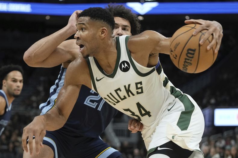 Giannis Antetokounmpo, de los Bucks de Milwaukee, conduce el balón para superar a Desmond Bane, de los Grizzlies de Memphis, durante la primera mitad del juego de pretemporada de baloncesto de la NBA, el viernes 20 de octubre de 2023, en Milwaukee. (AP Foto/Morry Gash)