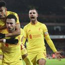 Liverpool vence al Arsenal, acecha al líder City