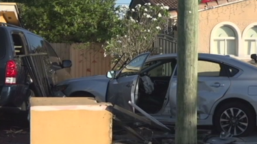 conductor choco a otros vehiculos y derrumbo una cerca en hialeah