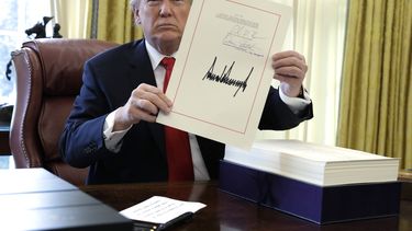 Trump promulga reforma fiscal, celebrándola como victoria