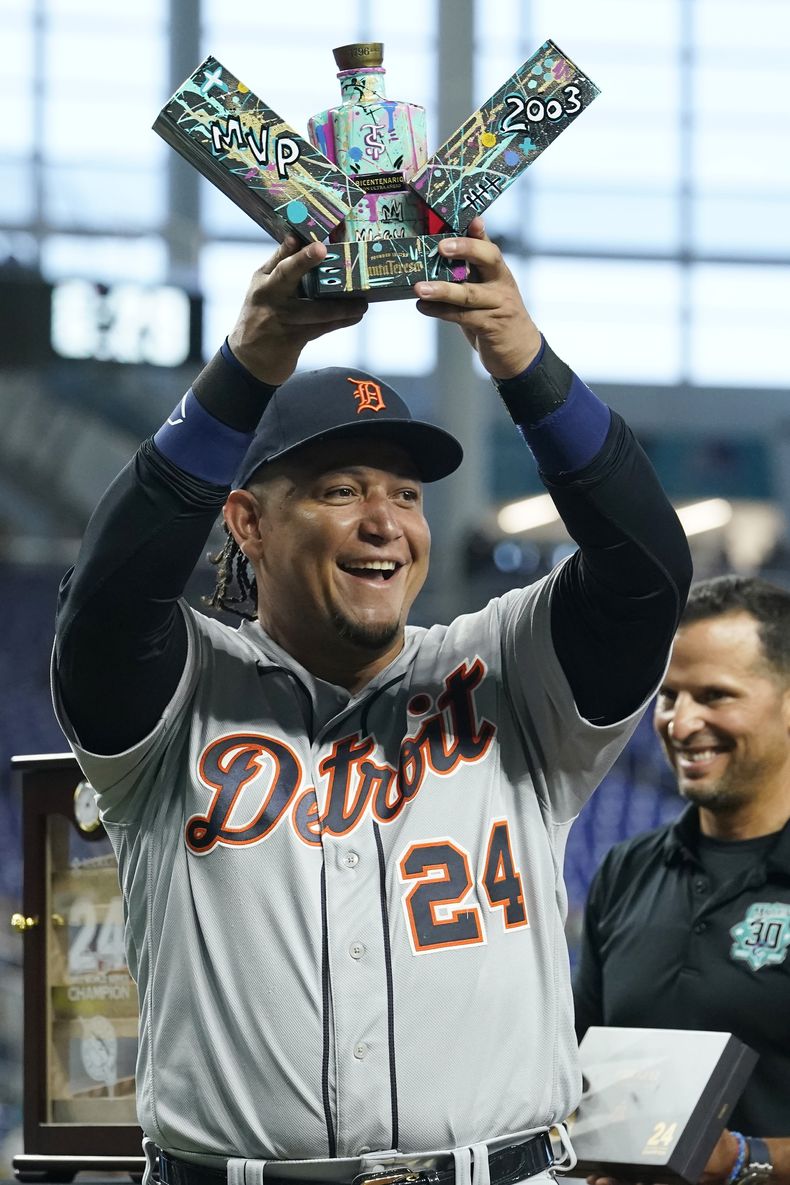 El venezolano Miguel Cabrera muestra una edición especial de un ron que le obsequiaron los Marlins de Miami, durante una ceremonia previa al encuentro del viernes 28 de julio de 2023 (AP Foto/Marta Lavandier)