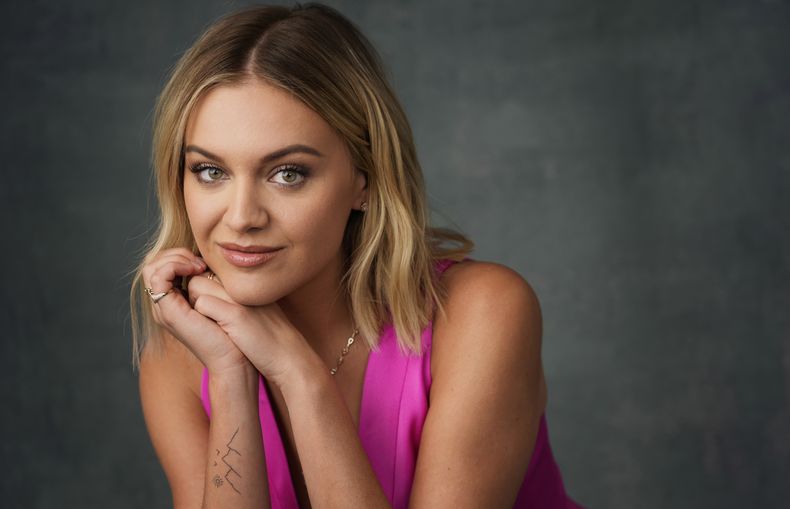 ARCHIVO - La cantautora Kelsea Ballerini posa para un retrato en Los Angeles el 1 de agosto de 2023. Ballerini está nominada al Grammy a mejor álbum country por Rolling Up the Welcome Mat. (Foto AP/Chris Pizzello, archivo)