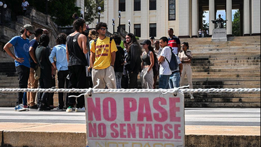 Estudiantes desafían al régimen con protesta en la escalinata de la Universidad de La Habana